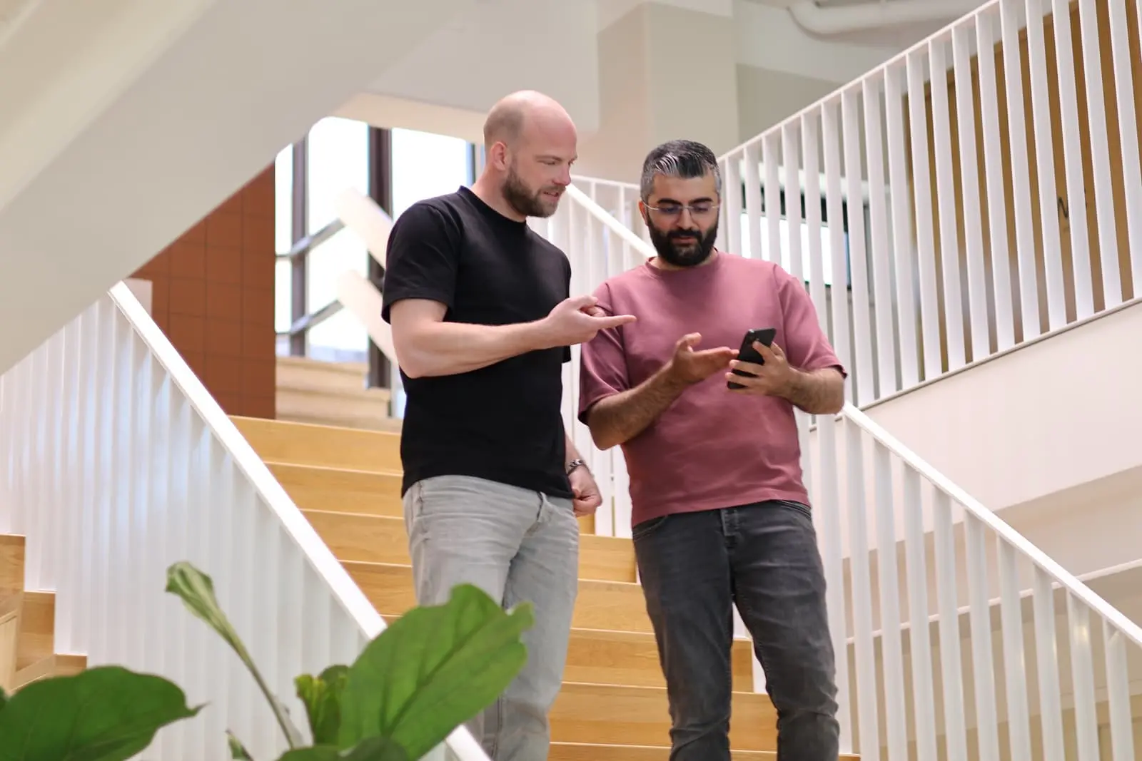 Jan Pieter en Farhad bekijken samen een kandidaatprofiel