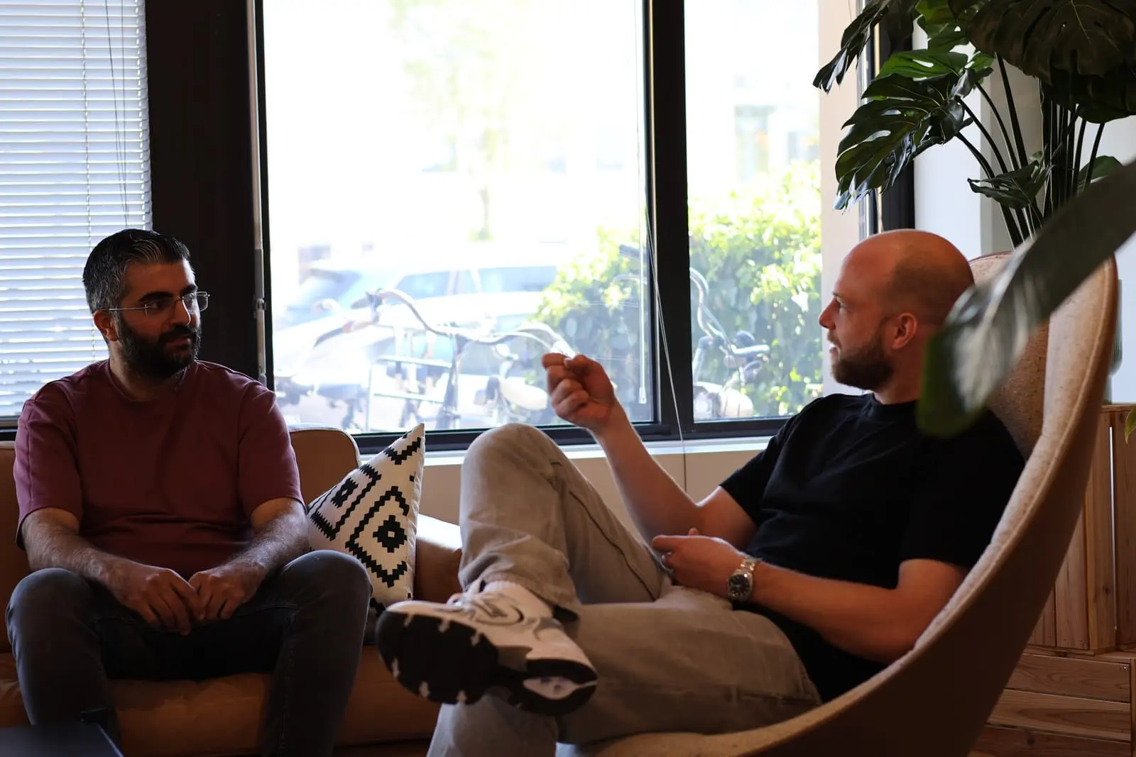 Farhad en Jan Pieter in gesprek op kantoor